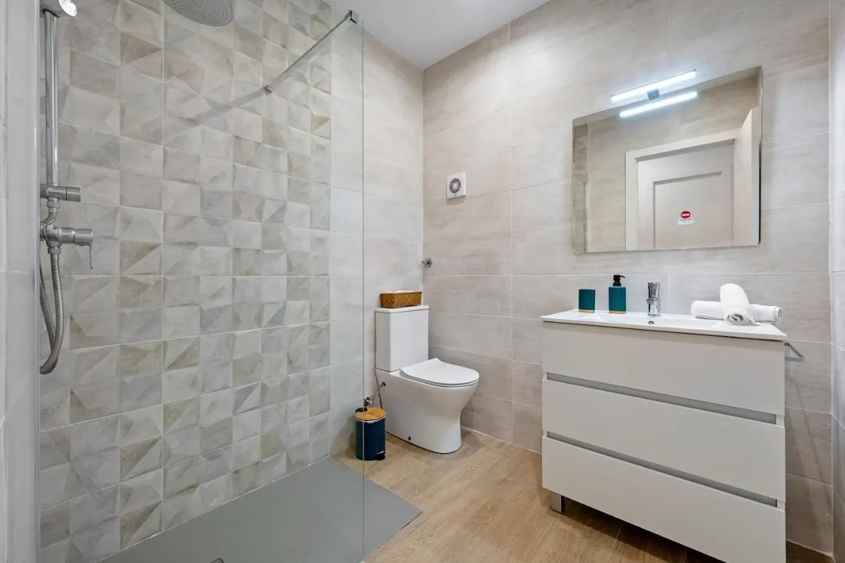 Baño completo con ducha en L’Hortet