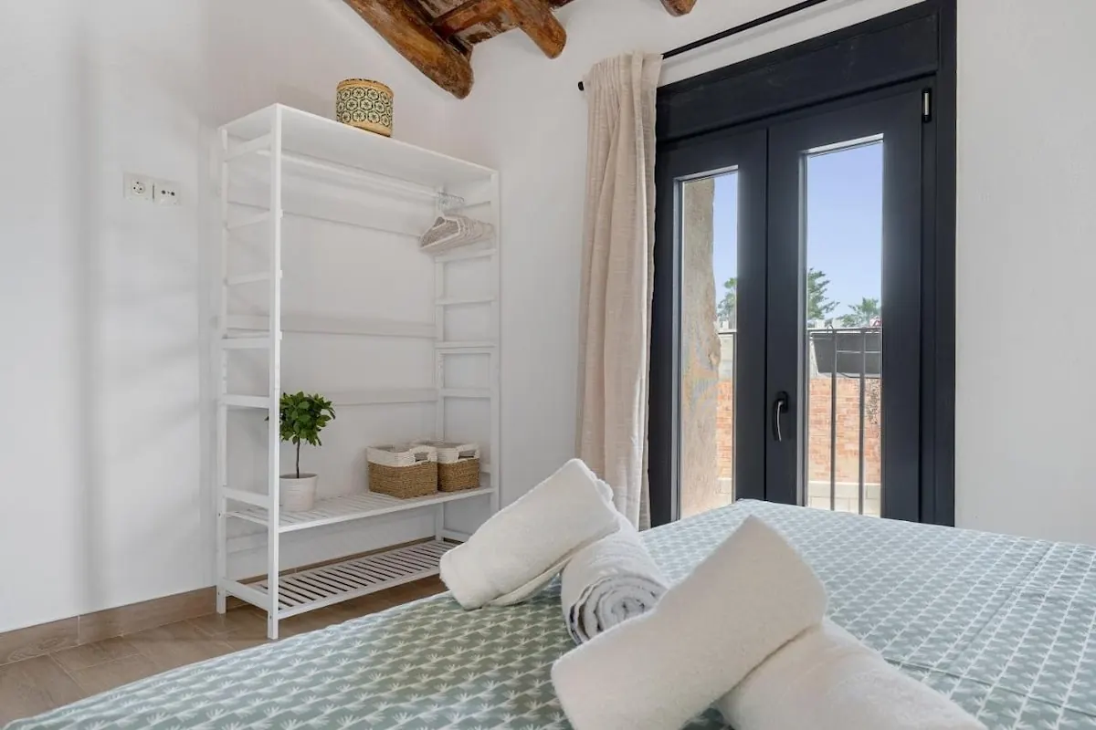 Habitación con cama de matrimonio, aire acondicionado