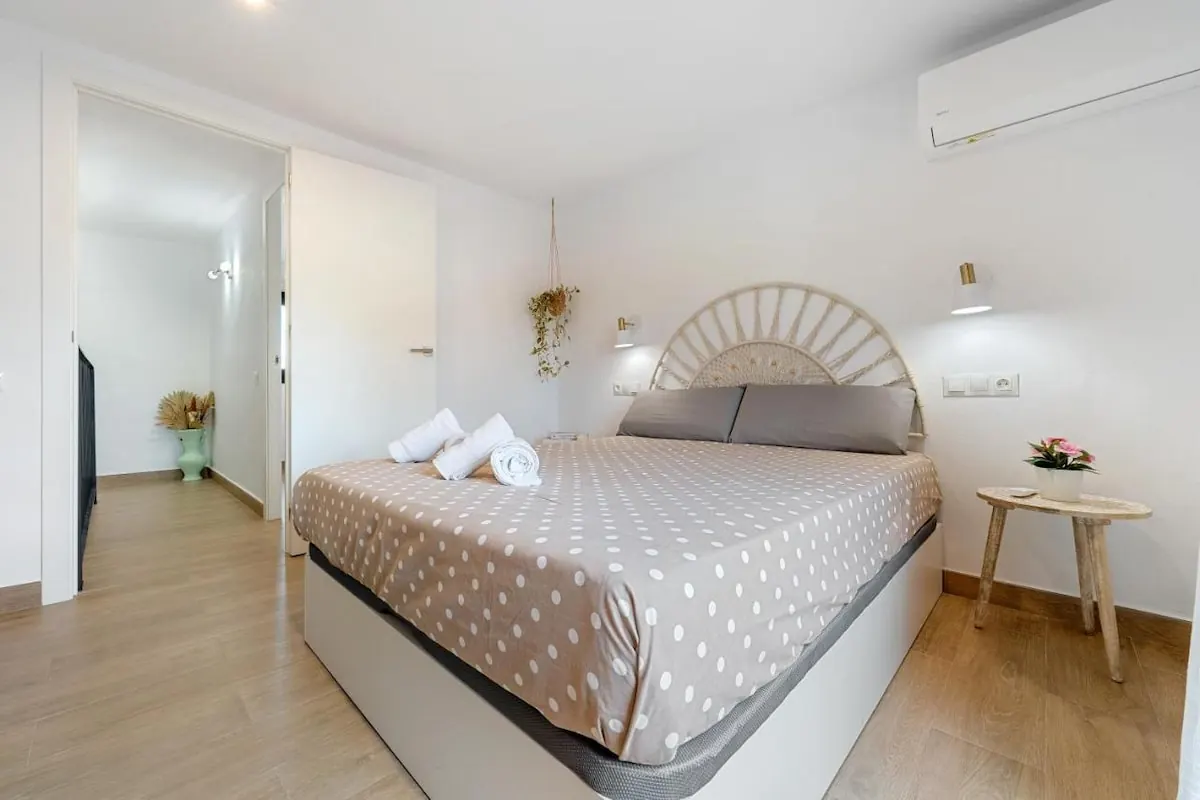 Dormitorio con cabecero de color