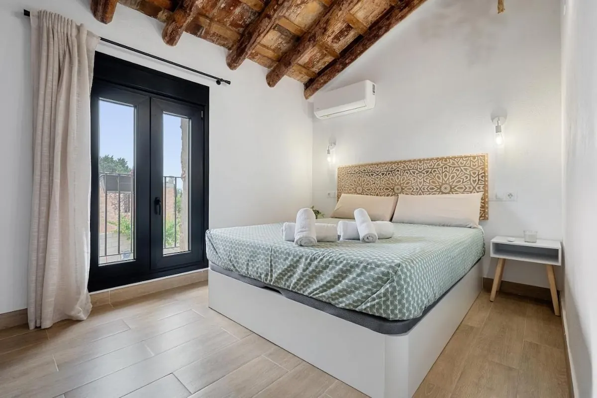 Dormitorio con vigas de madera