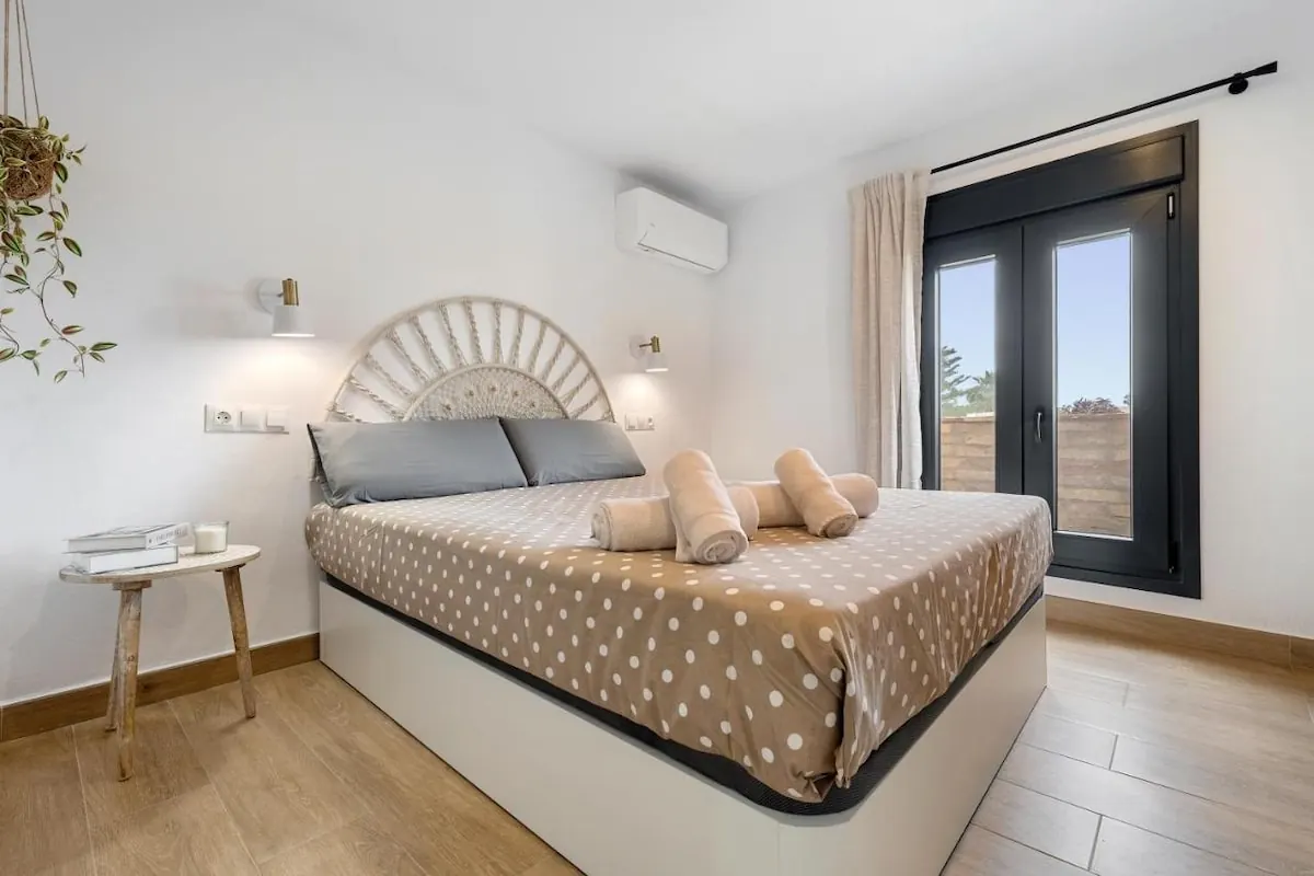 Dormitorio con puertas de cristal