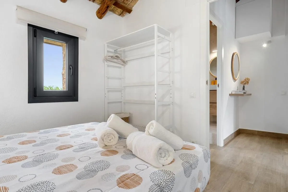 Habitación con estanterías