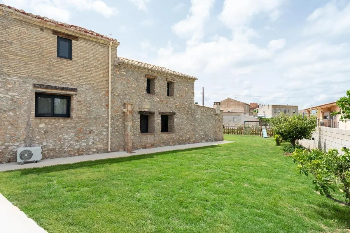 Jardín y fachada de L’Hortet, casa rural en el Delta del Ebro