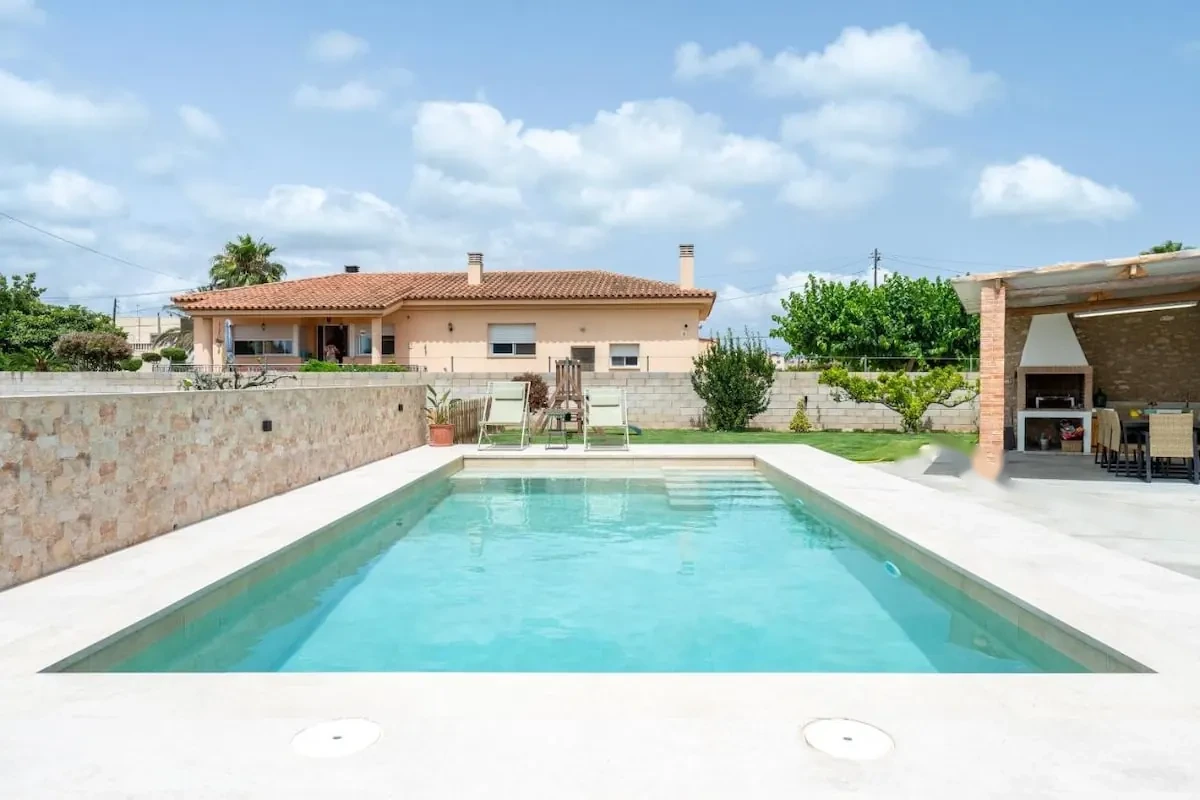 Piscina privada con tumbonas