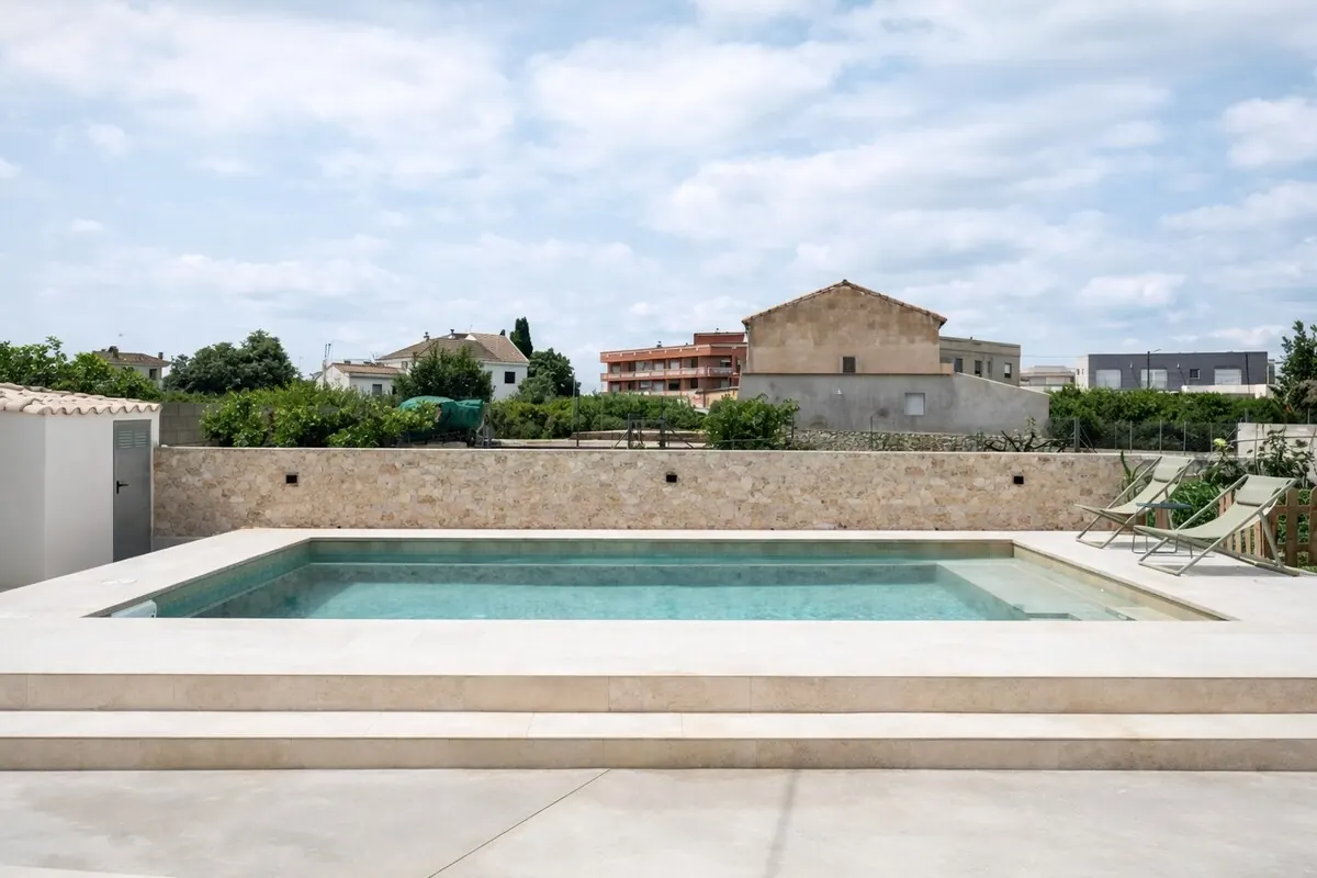 Vista lateral de la piscina privada
