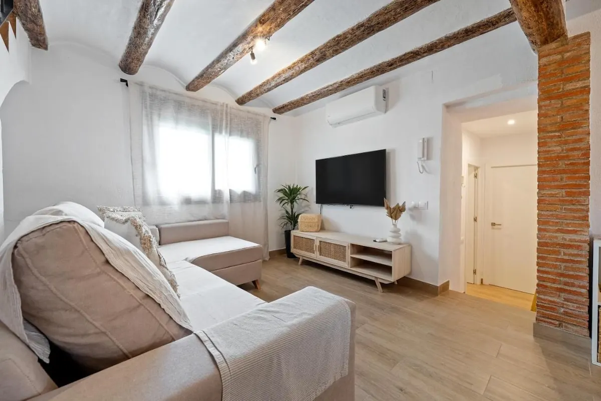 Salón con vigas de madera vistas