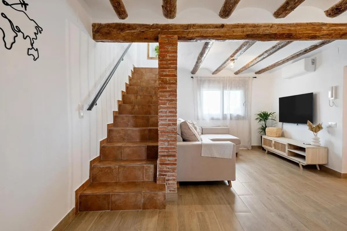 Escalera de piedra en el salón